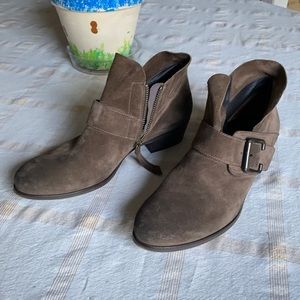 VGUC Paul Green suede booties
